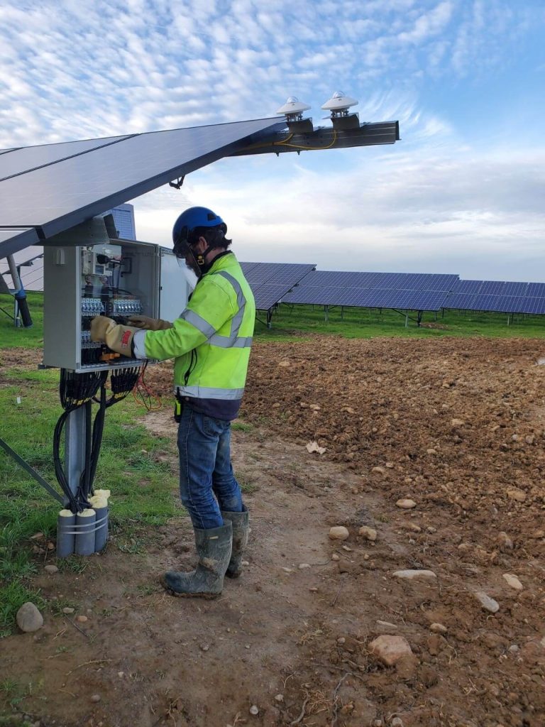 Groupe-Allosun Tinténiac Ille-et-Vilaine Bretagne 35 - Intervention d'un technicien sur une mise en service centrale au sol 5Mw